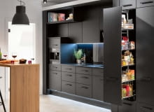 System półek wysuwanych wraz z frontem jest bardzo wygodny - tuż po otwarciu wszystkie zapasy są na widoku. Cargo SIGE 253i, szerokość od 30 cm, stal i płyta laminowana, 2140, zł, Häfele System półek wysuwanych wraz z frontem jest bardzo wygodny - tuż po otwarciu wszystkie zapasy są na widoku. Cargo SIGE 253i, szerokość od 30 cm, stal i płyta laminowana, 2140, zł, Häfele