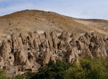 Kandovan- miasto w Iranie wykute w skałach wulkanicznych, którego mieszkańcy żyją tak, jak przed wiekami. Kandovan- miasto w Iranie wykute w skałach wulkanicznych, którego mieszkańcy żyją tak, jak przed wiekami.