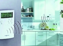 Zarówno regulatory pokojowe, jak i stacje automatyki pogodowej występują w wersji przewodowej i zdalnej - wówczas komunikują się z kotłem drogą radiową. automatyka