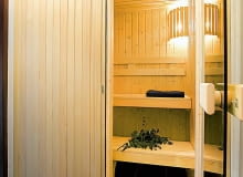 <B>Nie wszyscy miłośnicy sauny mogą sobie pozwolić na kupienie gotowej kabiny. Nie znaczy to jednak, że muszą całkowicie zrezygnować z tej formy relaksu w domu. Sauna zrobiona na zamówienie kosztuje znacznie mniej. Ta zaprezentowana na zdjęciach została zaaranżowana w niedużym pomieszczeniu gospodarczym.</B> <BR >ŁAZIENKA Z SAUNĄ. Do budowy sauny można wykorzystywać tylko gatunki drewna odporne na wilgoć i na zmiany temperatury: świerk skandynawski, osikę, olchę, jodłę kanadyjską i cedr kanadyjski. Najlepsze jest abachi, o jednolitym kremowo-żółtym odcieniu. Do oświetlenia używa się światłowodów przeznaczonych specjalnie do saun i łaźni parowych. Tę saunę zbudowano ze świerku, wyposażenie - z osiki. Drzwi są z przyciemnianego hartowanego szkła.