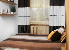 W latach osiemdziesiątych pokój nastolatka, później domowe biuro. Dziś małżeńska sypialnia - niewielka, ale przytulna, utrzymana w stonowanej kolorystyce ożywionej złotymi akcentami. <BR /> METAMORFOZA SYPIALNI. Najdroższym zakupem było łóżko. Niektóre meble - szafę oraz blaty stolików nocnych, zamocowane wspornikami do ściany - zrobiono z płyt MDF pozyskanych ze starej meblościanki. W domu znalazła się też tkanina podszewkowa, która zastępuje fronty szafy. Niewiele kosztowała również dekoracja okna. Leżąca w pokoju wykładzina dywanowa została przykryta bambusowymi matami. Za firanę posłużył kawałek tkaniny kupionej na wyprzedaży. Natomiast zasłonki to dawny zakup, który czekał na lepsze czasy. <BR /> KOSZT 1707 zł. W latach osiemdziesiątych pokój nastolatka, później domowe biuro. Dziś małżeńska sypialnia - niewielka, ale przytulna, utrzymana w stonowanej kolorystyce ożywionej złotymi akcentami. <BR /> METAMORFOZA SYPIALNI. Najdroższym zakupem było łóżko. Niektóre meble - szafę oraz blaty stolików nocnych, zamocowane wspornikami do ściany - zrobiono z płyt MDF pozyskanych ze starej meblościanki. W domu znalazła się też tkanina podszewkowa, która zastępuje fronty szafy. Niewiele kosztowała również dekoracja okna. Leżąca w pokoju wykładzina dywanowa została przykryta bambusowymi matami. Za firanę posłużył kawałek tkaniny kupionej na wyprzedaży. Natomiast zasłonki to dawny zakup, który czekał na lepsze czasy. <BR /> KOSZT 1707 zł.