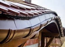 Całkowity koszt zakupu i montażu systemu orynnowania zależy od tego, jak bardzo nietypowe jest zaplanowane odwodnienie dachu rynny, systemy rynnowe, orynnowanie