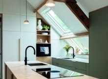 Jeśli wysokość ścianki kolankowej pozwala na montaż przy niej szafek, blat roboczy najlepiej jest rozjaśnić światłem naturalnym. Gotowanie z widokiem na zewnątrz będzie przyjemniejsze i wygodniejsze. Jeśli wysokość ścianki kolankowej pozwala na montaż przy niej szafek, blat roboczy najlepiej jest rozjaśnić światłem naturalnym. Gotowanie z widokiem na zewnątrz będzie przyjemniejsze i wygodniejsze.