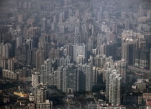 Widok na jedną z dzielnic Szanghaju In this Dec. 7, 2010 photo, an aerial view of new residential area is seen in Shanghai, China. The country's commercial capital will impose a limited property tax to help curb surging prices, Shanghai's mayor says, describing good handling of housing as crucial for the city's future. (AP Photo/Eugene Hoshiko)