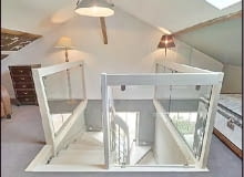 Otwór na schody powinien być zabezpieczony barierkami chroniącymi przed wypadnięciem barierka