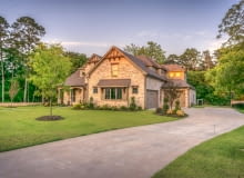 Jak przygotować ogród po zimie i kupić mądrze na nowy sezon? Kosiarka traktorek, tanie obrzeże ogrodowe i kokon ogrodowy w praktyce