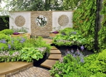 Projektując ogród wybierz jeden styl i stosuj go w całym ogrodzie OGROD - STYL NOWOCZESNY , TARAS , KAT WYPOCZYNKOWY , SCIEZKA PRZECHODZACA PRZEZ OCZKO WODNE NA TARAS , RABATY Z ROSLINAMI CIENIOLUBNYMI : FUNKIA , TIARELLA , KAMASJA I SERDUSZKA OKAZALE ; ZDJECIE OKLADKOWE FOT. LILIANNA SOKOLOWSKA PUBLIKACJA MAGNOLIA NUMER SPECJALNY 1/2013 - CZAS NA OGROD - 4 2013