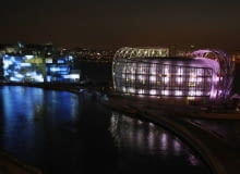 Największa sztuczna wyspa na świecie - Floating Island w Seulu The Floating Island is lit up on Han River in Seoul May 23, 2011. The world's largest artificial 'floating island', housing three inter-connected cultural centres on Seoul's Han River, was unveiled to the public in the latest addition to the city's multi-billion dollar makeover last Saturday. Thousands of people turned out for the partial opening of the trendy 20,400 square-metre development, which was privately funded at a cost of about 88 million dollars. It is scheduled for completion in September. To match Reuters Life! KOREA-CULTURE/ REUTERS/Truth Leem (SOUTH KOREA - Tags: CITYSCAPE SOCIETY)