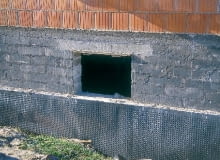 Ocieplenie osłonięte folią tłoczoną (ułożoną przetłoczeniami do ściany) ocieplenie ścian piwnic