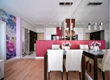 Pomysły projektantki sprawiły, że niewielkie mieszkanie wygląda na znacznie przestronniejsze. Natomiast dzięki pani Ewie, właścicielce, która uwielbia motywy roślinne, wnętrza kwitną niezależnie od pory roku. Kwieciste tapety i płytki w łazience to najbardziej rzucające się w oczy dekoracje. <BR /> MIESZKANIE. W zabudowie przedpokoju zrobionej na zamówienie według pomysłu projektantki (tak jak szafki kuchenne), mieści się sporo schowków. Gospodyni docenia zwłaszcza pojemne pawlacze. Lustrzane fronty szafy optycznie powiększają ten fragment mieszkania. Pomysły projektantki sprawiły, że niewielkie mieszkanie wygląda na znacznie przestronniejsze. Natomiast dzięki pani Ewie, właścicielce, która uwielbia motywy roślinne, wnętrza kwitną niezależnie od pory roku. Kwieciste tapety i płytki w łazience to najbardziej rzucające się w oczy dekoracje. <BR /> MIESZKANIE. W zabudowie przedpokoju zrobionej na zamówienie według pomysłu projektantki (tak jak szafki kuchenne), mieści się sporo schowków. Gospodyni docenia zwłaszcza pojemne pawlacze. Lustrzane fronty szafy optycznie powiększają ten fragment mieszkania.