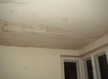 Sufit salonu, nad którym znajduje się taras został zalany podczas obfitych deszczy zacieki na suficie
