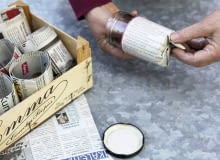 Anzuchttöpfchen aus Zeitungspapier selber machen - Step: Papier zum Boden falten SLOWA KLUCZOWE: Garten Topfgarten Selbstversorger mobil gärtnern Gemüse aussäen anziehen Aussaat Anzucht Anzuchttöpfchen Töpfchen Papier Papiertöpfchen Zeitungspapier Recycling umweltschonend Glas Marmeladenglas selber machen selbst gemacht Helga Noack