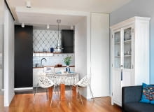 Wszystko zaczęło się od biało-niebieskiej ceramicznej gałki, charakterystycznej ozdoby dawnych śląskich mebli. Ten wypatrzony w sklepie drobiazg natchnął panią domu i projektantkę do zaaranżowania wnętrza z dodatkiem błękitu. Wybrano styl nowoczesny, ale nieco inspirowany lokalną tradycją. <BR /> MIESZKANIE. Z inspiracji dawnymi śląskimi kuchniami wzięły się m.in. współczesne szufladki (pod wiszącą półką) z ceramicznymi gałkami i tapeta imitująca stare kafle. Ścianę między dębowym blatem a półką wykończono płytkami udającymi cegłę. Wisząca szafka z okapem i ścianka z boku ciągu roboczego zostały pomalowane na grafitowo. kuchnia, meble kuchenne