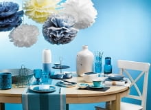 Mieszaj i łącz - to dziś modna zasada komponowania zastawy stołowej. Zamiast więc kupować gotowy serwis, dobierz naczynia pochodzące z różnych kompletów. Takie niebanalne nakrycie pasuje zarówno do uroczystego obiadu rodzinnego, jak i podwieczorku z przyjaciółkami. <BR /> WZORNICTWO. OD LEWEJ: <BR /> Misa, malowane drewno, śr. 48 cm .195 zł Decolor <BR /> Lampion, ceramika .27,99 zł F&F Home <BR /> Patera, metal .54,99 zł TK Maxx <BR /> Kieliszek, szkło .5,99 zł IKEA <BR /> Szklanka, szkło .76 zł Reset <BR /> Wazon, ceramika, wys. 30 cm .40,99 zł F&F Home 7. Patera, łupek .44,99 zł TK Maxx <BR /> Papilotki do babeczek, papier.4 zł/szt. Wiewiórka i Spółka <BR /> Bieżnik, bawełna, 180 x 40 cm .35 zł Tchibo <BR /> Komplet do sushi, porcelana .119,90 zł/8 elementów Duka <BR /> Wizytówki .4 zł/szt. Wiewiórka i Spółka <BR /> Talerz, śr. 20 cm .34 zł Decolor <BR /> Talerz, śr. 27 cm .11,99 zł F&F Home <BR /> Sztućce .104,90 zł/16 szt. Duka <BR /> Wazon, ceramika, wys. 40 cm .160 zł Decolor <BR /> Słomki .10 zł/op. Wiewiórka i Spółka <BR /> Szklanki, szkło .4,99 zł/szt. F&F Home <BR /> Karafka, szkło .59,99 zł TK Maxx <BR /> Czajniczek, ceramika .99,90 zł Duka <BR /> Miseczka, ceramika .29 zł Malabelle <BR /> Filiżanka, porcelana .59 zł, spodek .40 zł, łyżeczka .25 zł Villeroy&Boch <BR /> Podkładka, łupek .21 zł Malabelle <BR /> Miseczka .43 zł, talerz duży .50 zł, talerz mały .43 zł Decolor <BR /> Obrączka do serwetki .17,90 zł/szt. Malabelle <BR /> Podkładka, bawełna, 33 x 45 cm .7,99 zł F&F Home <BR /> Stół, okleina dębowa, rozkładany od 115 do 166 cm .799 zł IKEA <BR /> Krzesło, malowane drewno .199 zł IKEA <BR /> Pompony z bibuły .69 zł/6 szt. pakamera.pl 24.09.2014 , Warszawa . Cztery Katy - wzornictwo , stol uroczysty , stylizacja Beata Drzewoskowska . Fot. Michal Mutor SLOWA KLUCZOWE: WNETRZA