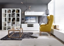 Z KROPLĄ KOLORU. Jeden barwny element, w tym przypadku fotel, doskonale podkreśla stonowaną elegancję minimalistycznego wnętrza. Na zdjęciu meble Black Red White z kolekcji Modai. Z KROPLĄ KOLORU. Jeden barwny element, w tym przypadku fotel, doskonale podkreśla stonowaną elegancję minimalistycznego wnętrza. Na zdjęciu meble Black Red White z kolekcji Modai.