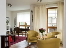 Aranżacje. Niewielki pokój dzienny podzielono na trzy niekolidujące ze sobą strefy: wypoczynkowo-telewizyjną (w pobliżu kominka), kawową (przy drzwiach balkonowych) oraz "gabinetową" (w najwidoczniejszym miejscu, czyli przy dużym oknie). 21.05.2009