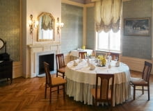 Formy krzeseł i stołów w porównaniu z wcześniejszymi meblami były bardziej uproszczone. Wiele wzorów z owych czasów produkuje się do dziś. Bogaty wygląd wnętrzom nadawały głównie dodatki dekoracyjne. Formy krzeseł i stołów w porównaniu z wcześniejszymi meblami były bardziej uproszczone. Wiele wzorów z owych czasów produkuje się do dziś. Bogaty wygląd wnętrzom nadawały głównie dodatki dekoracyjne.