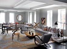 Podniebny salon o dwóch przeszklonych ścianach. Dywan utkano na zamówienie w firmie ABC Carpet & Home. Loftowe lampy przełamują miękką pastelową konwencję. Podniebny salon o dwóch przeszklonych ścianach. Dywan utkano na zamówienie w firmie ABC Carpet & Home. Loftowe lampy przełamują miękką pastelową konwencję.