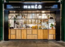 Mango Vegan Bar w Hali Koszyki, projekt: MFRMGR Frejda & Gratkowski Architekci: Marta Frejda , Michał Gratkowski we współpracy z Klaudią Zyzą
