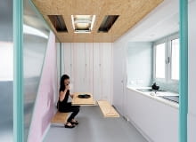 mieszkanie ze schowkami, małe mieszkanie, pomysłowo urządzone mieszkanie, mieszkanie w pastelowych kolorach, płyta osb w mieszkaniu