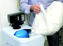 W zależności od modelu zmiękczacza, dosypujemy do niego w ciągu miesiąca około 3-4 kg soli (ma ona postać tabletek). Worek ważący 25 kg kosztuje 35 zł filtry do wody