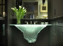 Niczym góra lodowa - niesamowity projekt szklanej umywalki. Projekt: Glassworks Niczym góra lodowa - niesamowity projekt szklanej umywalki. Projekt: Glassworks