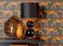 Lamparci krok. Dzikie koty ostatnio często goszczą na tapetach. Jedna ściana z taką dekoracją potrafi odmienić całe wnętrze. Na zdjęciu tapeta Leopard Walk brytyjskiej marki Cole & Son. www.impresje.pl