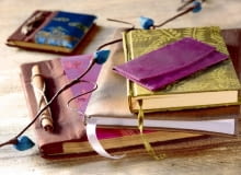 Kolory pełne tajemnic. Jedwabiście mieniące się tkaniny, zarówno gładkie, jak i we wzory, zmieniają swoje odcienie w zależności od barwy padającego na nie światła. WNETRZA DEKORACJE MATERIAL JEDWAB OPRAWA ALBUMU , NOTESU