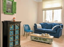 Urządzając swoje pierwsze mieszkanie, pani Patrycja wymarzyła sobie oryginalną tapetę. O pomoc w jej sprowadzeniu z Londynu poprosiła mieszkającego tam Sebastiana, kolegę ze szkoły, którego nie widziała od trzynastu lat. Niecały rok później byli małżeństwem, a tapeta zdobi teraz ich wspólne gniazdko w starej warszawskiej kamienicy. <BR /> MIESZKANIE. Ciekawe zestawienie - przy nowoczesnej kanapie w pokoju dziennym stoi stolik kawowy o rustykalnym charakterze, zrobiony... ze starej skrzyni na kwiaty. Gospodyni dorobiła do niej blat z kawałka deski i zamontowała kółka, a potem ozdobiła mebelek kwiatowym motywem. Pasuje do niego lustro w ramie wzorowanej na okiennicach i malowana egzotyczna komódka z palisandru.