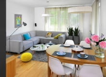 Duża sofa narożna to podstawowy mebel w tym pokoju. Duża sofa narożna to podstawowy mebel w tym pokoju.