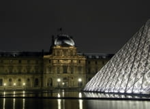 Piramida Luwru nocą, proj. I. M. Pei paryz, muzeum, luwr, pei