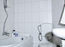 W krótkiej wannie (140 cm) gospodarz nie mógł się wygodnie kąpać. Urządzenie ustawione wzdłuż dłuższej ściany dodatkowo zwężało i tak bardzo wąską łazienkę. 21.04.2011 WARSZAWA SESJA WNETRZE , METAMORFOZA przed ZMIANCH NA ZDJECIU WNETRZE , LAZIENKA , UBIKACJA , WC STYLIZACJA KLARA KOWTUN DLA CZASOPISMA CZTERY KATY FOT. ARKADIUSZ SCICHOCKI / AGENCJA GAZETA