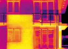 Termogram domu, którego ściany były wykonane w różnych technologiach - widoczne różnice w termoizolacyjności poszczególnych fragmentów ścian termowizja