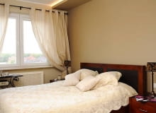 Klasyka w nowoczesnym wydaniu. Drewniane meble, wykonane tak solidnie, że z pewnością przetrwają lata, dają mieszkańcom poczucie bezpieczeństwa. W wystroju wnętrza nie ma niczego, co mogłoby rozpraszać i denerwować. Całkowity relaks zapewniony! WNETRZA SYPIALNIA