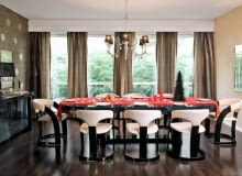 <b> DOM, W KTÓRYM CZAS SIĘ NIE LICZY. Dom urządzono dwadzieścia pięć lat temu, w trudnych czasach, kiedy brakowało niemal wszystkiego. Od tamtej pory niewiele się zmieniło, a mimo to wnętrze wygląda bardzo elegancko i stylowo. </b> <BR /> W jadalni, urządzonej w przeszklonej części strefy dziennej, stoi komplet mebli wykonanych na zamówienie w Niemczech. Na stole i komodzie (także na lampach-kolumnach w salonie) można dostrzec delikatne niebieskie refleksy. To efekt oryginalnej techniki zastosowanej do wykończenia mebli - na drewno naklejano kawałki niebieskiej skóry, a potem całość pokryto grubą warstwą politury.