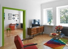 Większość mebli w pokoju dziennym to odnowione starocia. Mimo swojego wieku (komoda ma lat pięćdziesiąt, stolik sześćdziesiąt) trzymają się znakomicie. To dlatego, że dawniej bardziej dbano o jakość i trwałość sprzętów. WIĘKSZOŚĆ MEBLI w pokoju dziennym to odnowione starocia. Mimo swojego wieku (komoda ma lat pięćdziesiąt, stolik sześćdziesiąt) trzymają się znakomicie. To dlatego, że - jak mówi gospodyni - dawniej bardziej dbano o jakość i trwałość sprzętów. SLOWA KLUCZOWE: WNETRZA