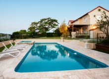 Etapy pracy: hydroizolacja basenu i układanie okładziny Etapy pracy: hydroizolacja basenu i układanie okładziny