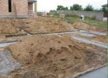 Głębokość posadowienia fundamentów powinna być dostosowana do poziomu wód gruntowych i rodzaju gruntu