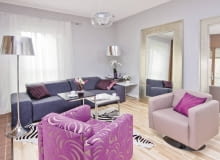 Biele, beże i szarości stworzyły stonowany kolorystycznie, harmonijny wystrój. Monotonię eleganckich, ale spokojnych pasteli przełamały mocne fioletowe akcenty, które wprowadziły do wnętrza ożywczy kontrast. <BR /> MIESZKANIE. Ciekawy pomysł - ustawione pod ścianą duże lustra w eleganckich ramach optycznie powiększyły nieduży pokój (początkowo w jednej z ram miała być czarno-biała grafika). Ramy współgrają z metalowymi elementami wystroju (np. lampami), podkreślając spójność aranżacyjną wnętrza.