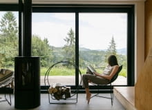 Domek na wsi to sielski obraz nowej rzeczywistości. Odpoczniemy tu od szybkiej codzienności, docenimy bliskość przyrody , a spacerując czy jeżdżąc na rowerze po prostu przewietrzymy umysł Domek na wsi to sielski obraz nowej rzeczywistości. Odpoczniemy tu od szybkiej codzienności, docenimy bliskość przyrody , a spacerując czy jeżdżąc na rowerze po prostu przewietrzymy umysł