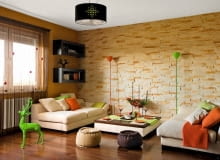 Figurka zielonego jelenia w pokoju dziennym, mieszanka wyrazistych barw oraz wystrój nawiązujący do stylu pop-art - gospodyni szybko wylicza najbardziej oryginalne elementy nowej aranżacji mieszkania. <BR />MIESZKANIE w bloku w Warszawie, 60 m kw., 2 pokoje i łazienka. Domownicy - osoba dorosła. <BR />Ściana wyłożona naturalnym kamieniem pozostała z poprzedniego wystroju. To ona stała się punktem wyjścia do komponowania kolejnych elementów aranżacji. Kanapy i stolik zrobiono na zamówienie. Zielony jelonek, do którego gospodyni czuje duży sentyment, w grudniu pełni też funkcję drugiej (po choince) ozdoby świątecznej.