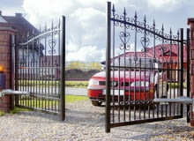 Wybór rodzaju bramy wjazdowej w dużym stopniu zależy od tego, ile miejsca można przeznaczyć na nią wzdłuż ogrodzenia albo na podjeździe. Na zdjęciu brama rozwierana dwuskrzydłowa DO JEDNORAZOWEJ PUBLIKACJI BRAMA SKRZYDLOWA Z NAPEDEM PUBLIKACJA LADNY DOM NR 1 (87) - 1.2006