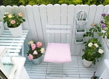 Mebli i detali jest tu niewiele: stolik, krzesełko (z Ikei), kilka kwietników, donic i skrzynek na kwiaty, stylowy lampion... Mebli i detali jest tu niewiele: stolik, krzesełko (z Ikei), kilka kwietników, donic i skrzynek na kwiaty, stylowy lampion...