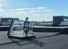 Elektryczne okno wyłazowe do dachów płaskich Elektryczne okno wyłazowe do dachów płaskich