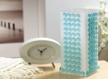 <B>Abażur lampy wydaje ci się zbyt zwyczajny? A może ramka zaczyna razić skromnym wyglądem? Ozdób je perełkami. Nic nie dodaje blasku tak jak one.</B> <BR />Do szklanego albo plastikowego wazonu przyklejamy, używając przezroczystego kleju uniwersalnego, perełki albo przejrzyste koraliki w równych odległościach od siebie. 29.11.2007 SESJA ZROB TO SAM WAZON - OZDOBNE WYKONCZENIE KORALIKAMI CZTERY KATY STYLIZACJA JOANNA PLACHECKA FOT. AGATA JAKUBOWSKA / AGENCJA GAZETA PUBLIKACJA CZTERY KATY NR 4 (198) - 4 2008 SLOWA KLUCZOWE: WNETRZA NACZYNIA WYPOSAZENIE WNETRZ ZDJcCIE DO WKüADKI: PUBLIKACJA CZTERY KATY NR 4 (198) - 4 2008