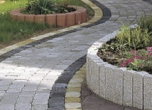 Falista ścieżka z szaro-grafitowej kostki betonowej ścieżki w ogrodzie, nawierzchnia w ogrodzie, kostka betonowa