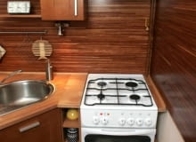 Uszczelniamy silikonem. Materiały i narzędzia: sylikon sanitarny, taśma malarska, listwa aluminiowa, pistolet do wyciskania spoiwa, miarka centymetrowa, piłka do metalu, skrzynka uciosowa, pilnik iglak 30.11.2007 WARSZAWA CZTERY KATY KROKI KUCHNIA