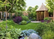 Projekty ogrodów. Ogród to kosztowna przyjemność, ale kto ma czas, upór i zamiłowanie do pracy, może wydatki znacznie zredukować Water feature surrounded by pebbles, Stipa tenuissima and Hosta - 'The Urban Retreat', Bronze medal winner, RHS Hampton Court Flower Show 2010