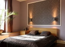 Dekoracje: jak ozdobić ścianę efektownie, oryginalnie a nawet niekonwencjonalnie? Ciągle pojawia się coraz więcej możliwości. Zobacz, co wymyślili gospodarze prezentowanych wnętrz. <BR > Zamiast tradycyjnego obrazu w ramę oprawiono tapetę w stylizowany wzór. Dobrano do niej abażur lampy sufitowej. UWAGA ! PONOWNA PUBLIKACJA WYLACZNIE ZA ZGODA WLASCICIELI WARSZAWA , MIESZKANIE W KAMIENICY , WNETRZA , SYPIALNIA STYLIZACJA I FOT. MONIKA LEWANDOWSKA / PHOTOTAPETA PUBLIKACJA CZTERY KATY NR 12 (218) - 12 2009