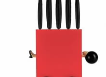 <B>Biała magia, czarny humor</B> <BR/>Przyrządzasz stek, a czujesz się jak David Copperfield! 'Magic Box' włoskiej marki e-my to pięć perfekcyjnie naostrzonych i, niestety, dobrze zakotwiczonych noży <B>Biała magia, czarny humor</B> <BR/>Przyrządzasz stek, a czujesz się jak David Copperfield! 'Magic Box' włoskiej marki e-my to pięć perfekcyjnie naostrzonych i, niestety, dobrze zakotwiczonych noży